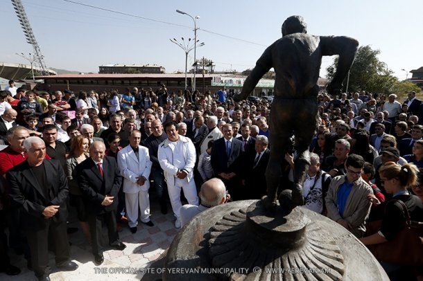 В Ереване состоялось открытие скульптурной группы, посвященной футбольной команде «Арарат-73»