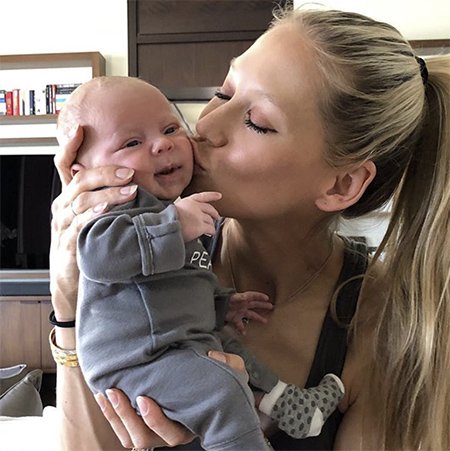 Энрике Иглесиас и Анна Курникова впервые показали новорожденных близнецов – Николаса и Люси
