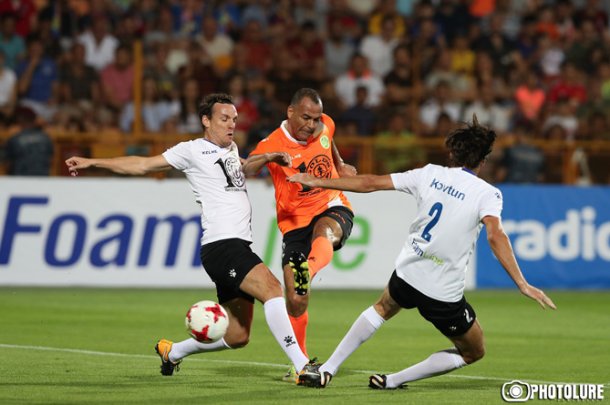 Сборная легенд футбола Латинской Америки победила европейцев в матче в Ереване