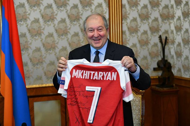 Мхитарян подарил именную футболку президенту Армении