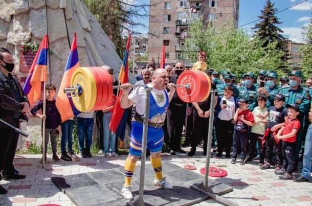 Штангист из Ванадзора установил мировой рекорд и посвятил его героям войны в Арцахе